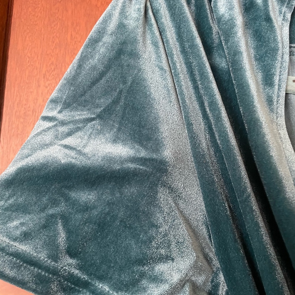 MOVING SALE! Amazing blue velvet Billabong wrap dress. Never worn! Size L - Picture 4 of 9